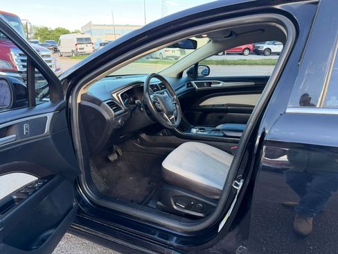 Used 2019 Ford Fusion SE w/ Equipment Group 151A FWD image 10