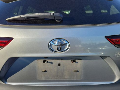 Used 2022 Toyota Highlander XLE image 18