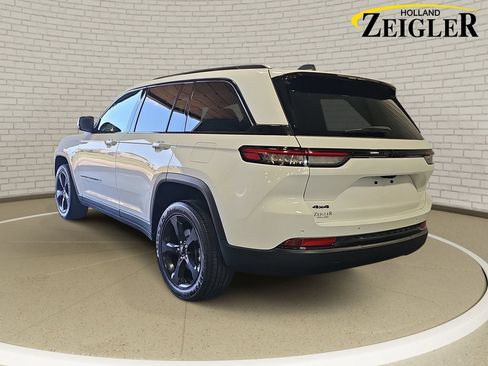 Used 2023 Jeep Grand Cherokee Altitude AWD/4WD image 7