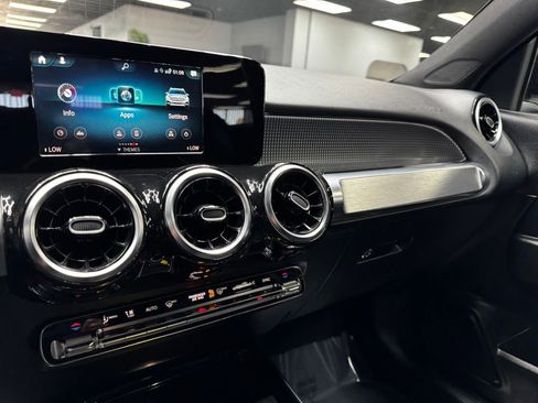 Used 2020 Mercedes-Benz GLB 250 4MATIC image 25