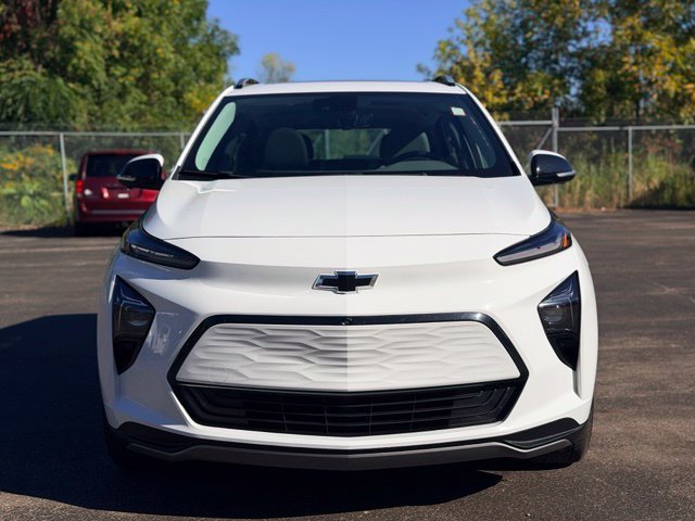 Used 2023 Chevrolet Bolt EUV Premier w/ Sun & Sound Package FWD image 3