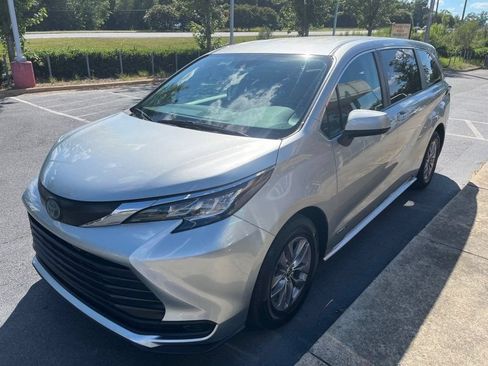 Used 2021 Toyota Sienna LE FWD image 3