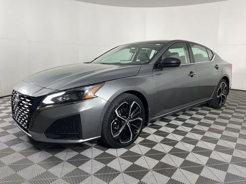Used 2023 Nissan Altima 2.5 SR w/ SR Premium Package FWD image 6