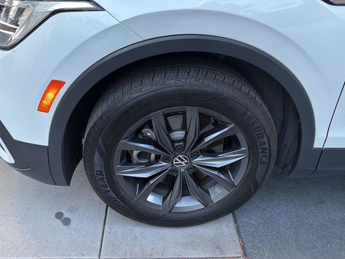 Used 2023 Volkswagen Tiguan SE w/ Panoramic Sunroof Package FWD image 9