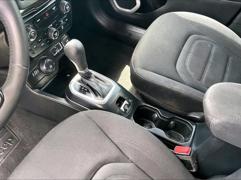 Used 2020 Jeep Renegade Latitude w/ LED Lighting Group AWD/4WD image 16