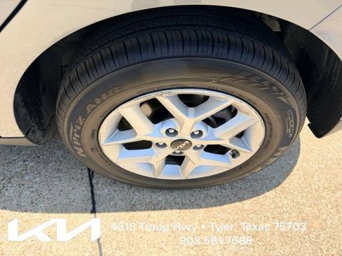 Certified 2025 Kia Soul LX w/ LX Technology Package FWD image 6