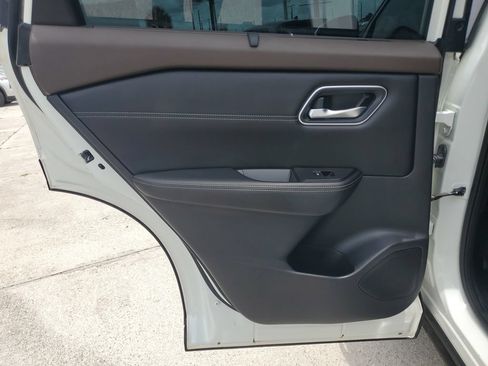 Certified 2023 Nissan Rogue Platinum w/ Platinum Premium Package FWD image 18