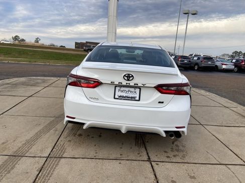 Used 2024 Toyota Camry SE image 9