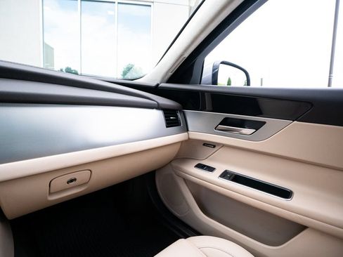 Used 2020 Jaguar XF Premium RWD image 40