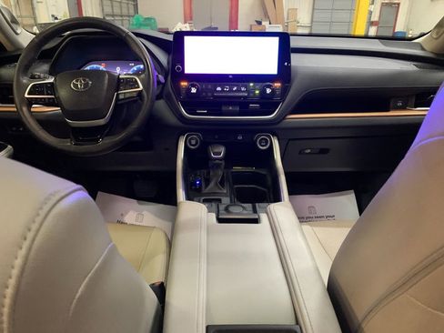 Used 2024 Toyota Grand Highlander Limited image 15