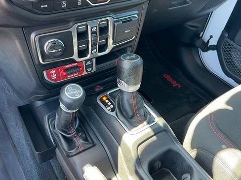 Used 2022 Jeep Wrangler Unlimited Rubicon w/ Cold Weather Group AWD/4WD image 19