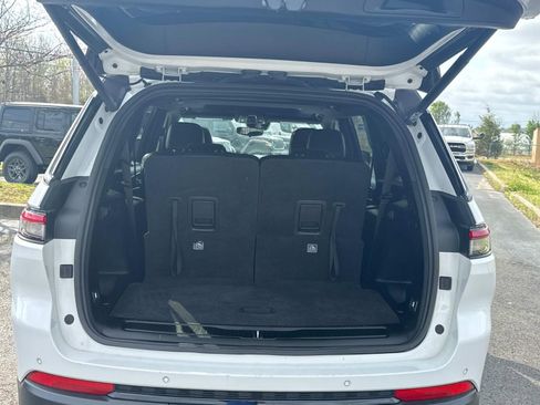 Used 2023 Jeep Grand Cherokee L Laredo image 13