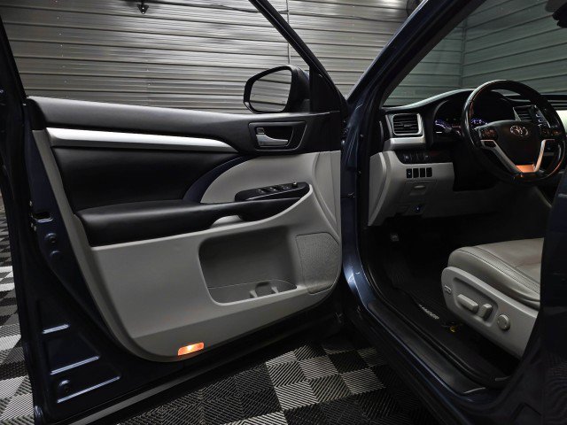 Used 2017 Toyota Highlander XLE AWD/4WD image 36