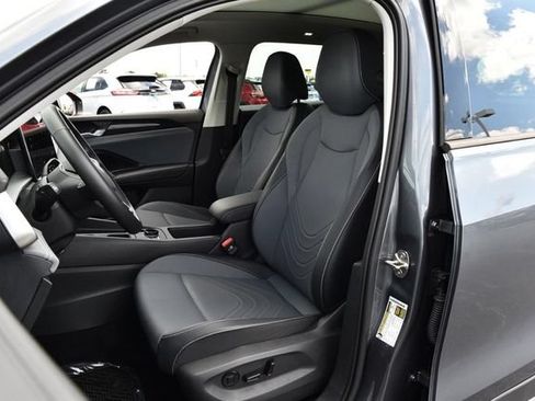 Certified 2025 Volkswagen Tiguan SE w/ Panoramic Sunroof Package AWD/4WD image 18