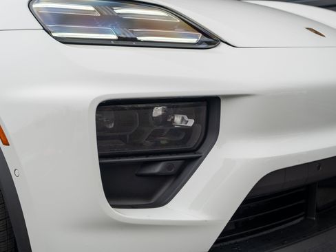 Certified 2025 Porsche Macan Electric image 39