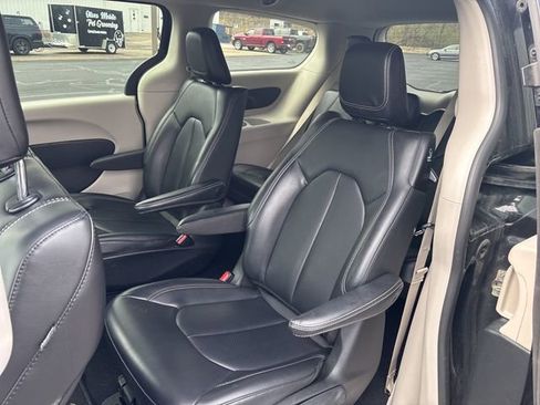 Used 2023 Chrysler Pacifica Touring-L FWD image 15