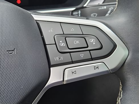 Used 2023 Volkswagen Tiguan SE w/ Panoramic Sunroof Package FWD image 23