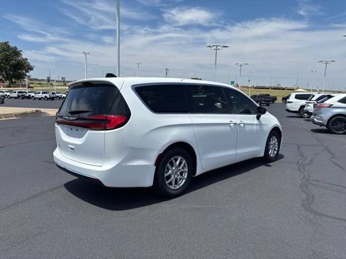 Used 2025 Chrysler Pacifica Select FWD image 5