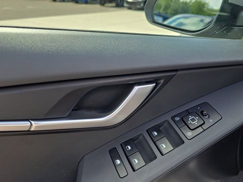 Certified 2025 Kia Niro LX FWD image 18