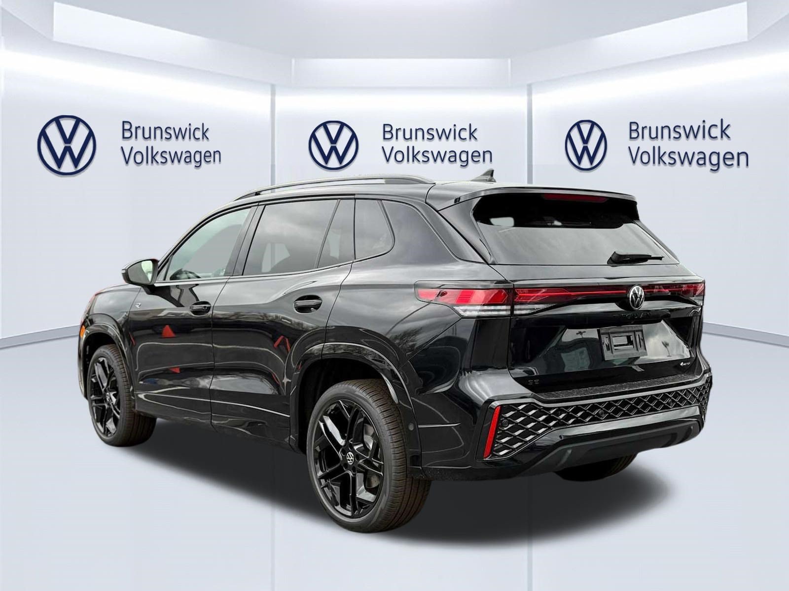 New 2026 Volkswagen Tiguan SE R-Line AWD/4WD image 4