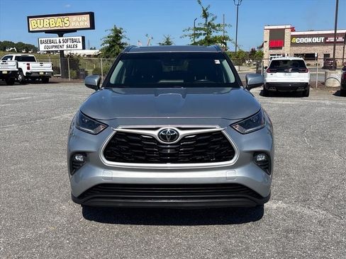 Used 2021 Toyota Highlander XLE AWD/4WD image 23