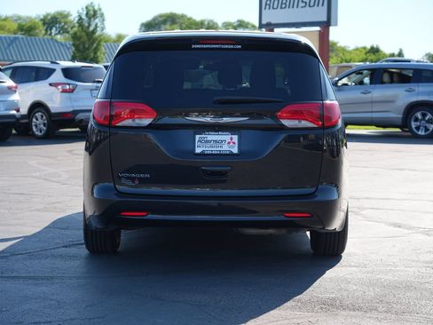 Used 2020 Chrysler Voyager L FWD image 4