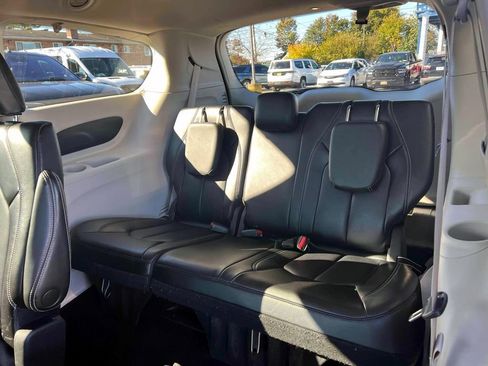 Used 2023 Chrysler Pacifica Touring-L image 14