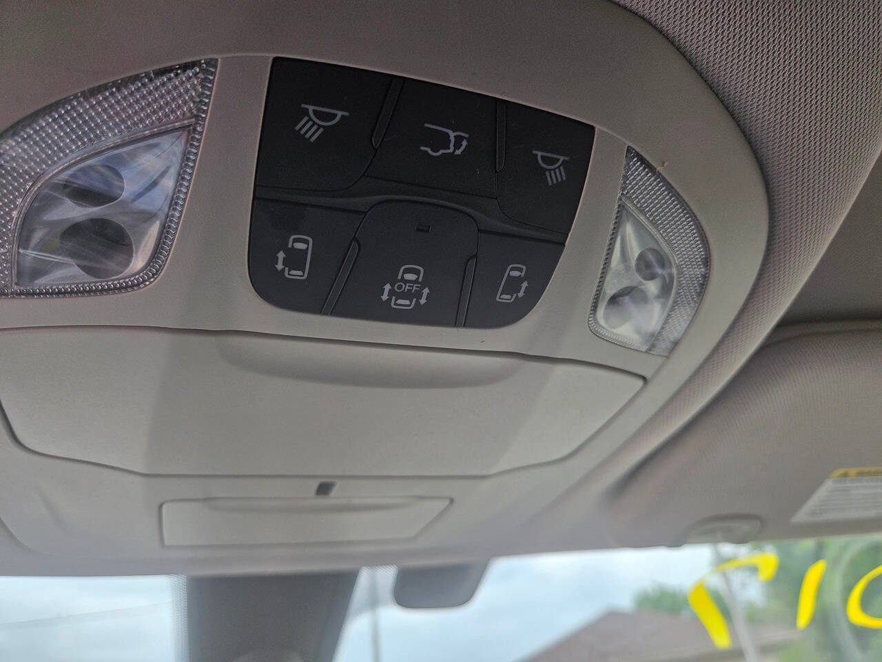 Used 2017 Chrysler Pacifica Touring-L Plus FWD image 11
