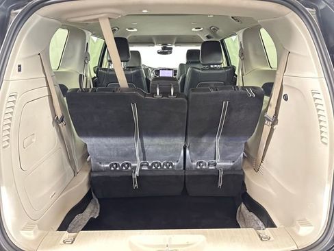 Used 2023 Chrysler Pacifica Touring-L image 26