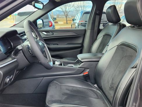 Used 2024 Jeep Grand Cherokee Altitude image 8