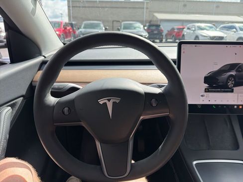 Used 2022 Tesla Model Y Long Range image 11