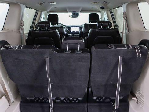 Used 2023 Chrysler Pacifica Touring-L image 31