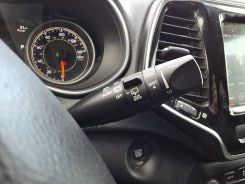 Used 2020 Jeep Cherokee Limited image 28