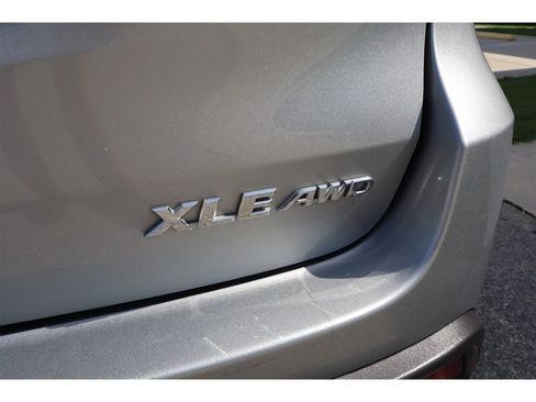 Used 2019 Toyota Highlander XLE AWD/4WD image 6