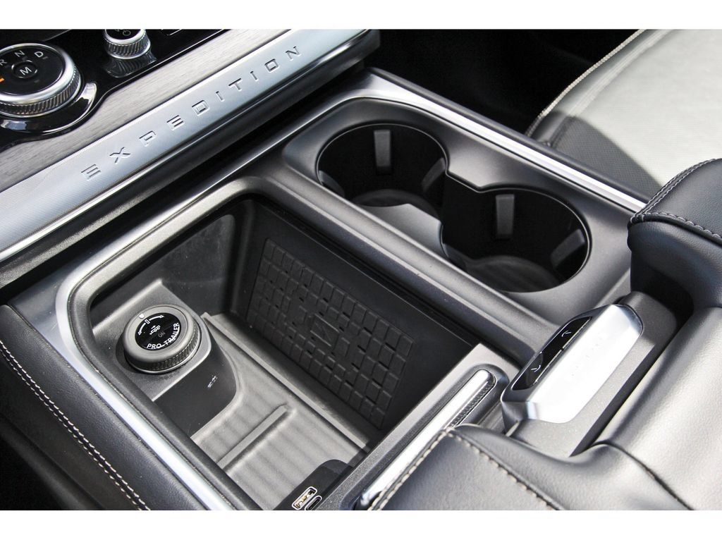 Used 2025 Ford Expedition Platinum AWD/4WD image 32