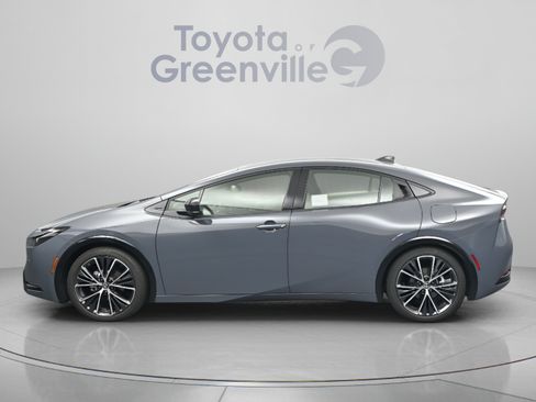 Used 2024 Toyota Prius XLE FWD image 4