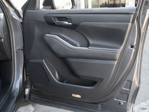 Used 2024 Toyota Highlander XLE AWD/4WD image 51