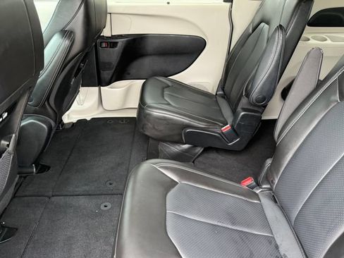 Used 2023 Chrysler Pacifica Touring-L FWD image 18
