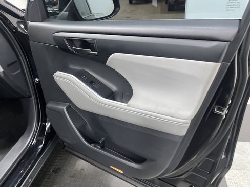 Used 2021 Toyota Highlander L image 25