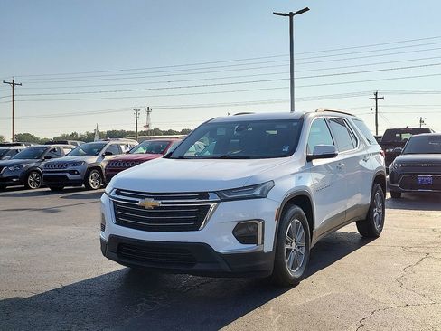 Used 2023 Chevrolet Traverse LT image 2
