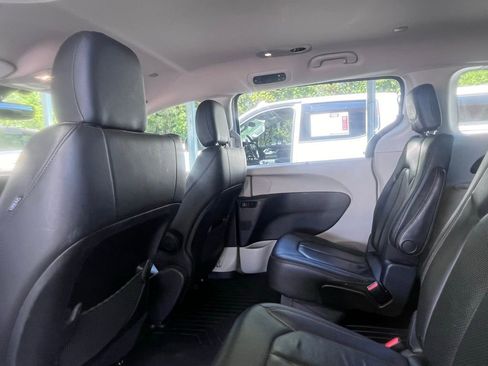 Used 2020 Chrysler Pacifica Touring-L image 7
