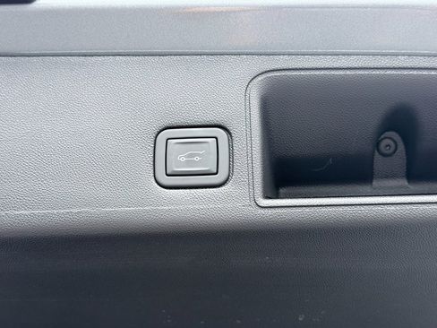 Used 2024 GMC Terrain SLT w/ Tech Package FWD image 10