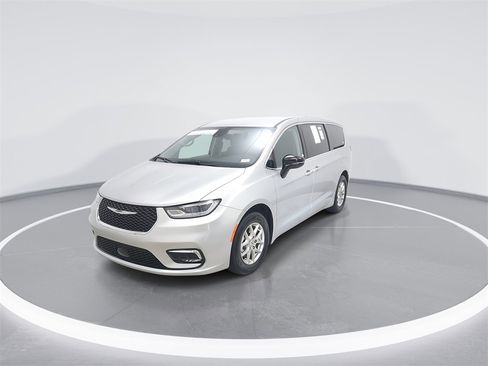 Used 2024 Chrysler Pacifica Touring-L image 3