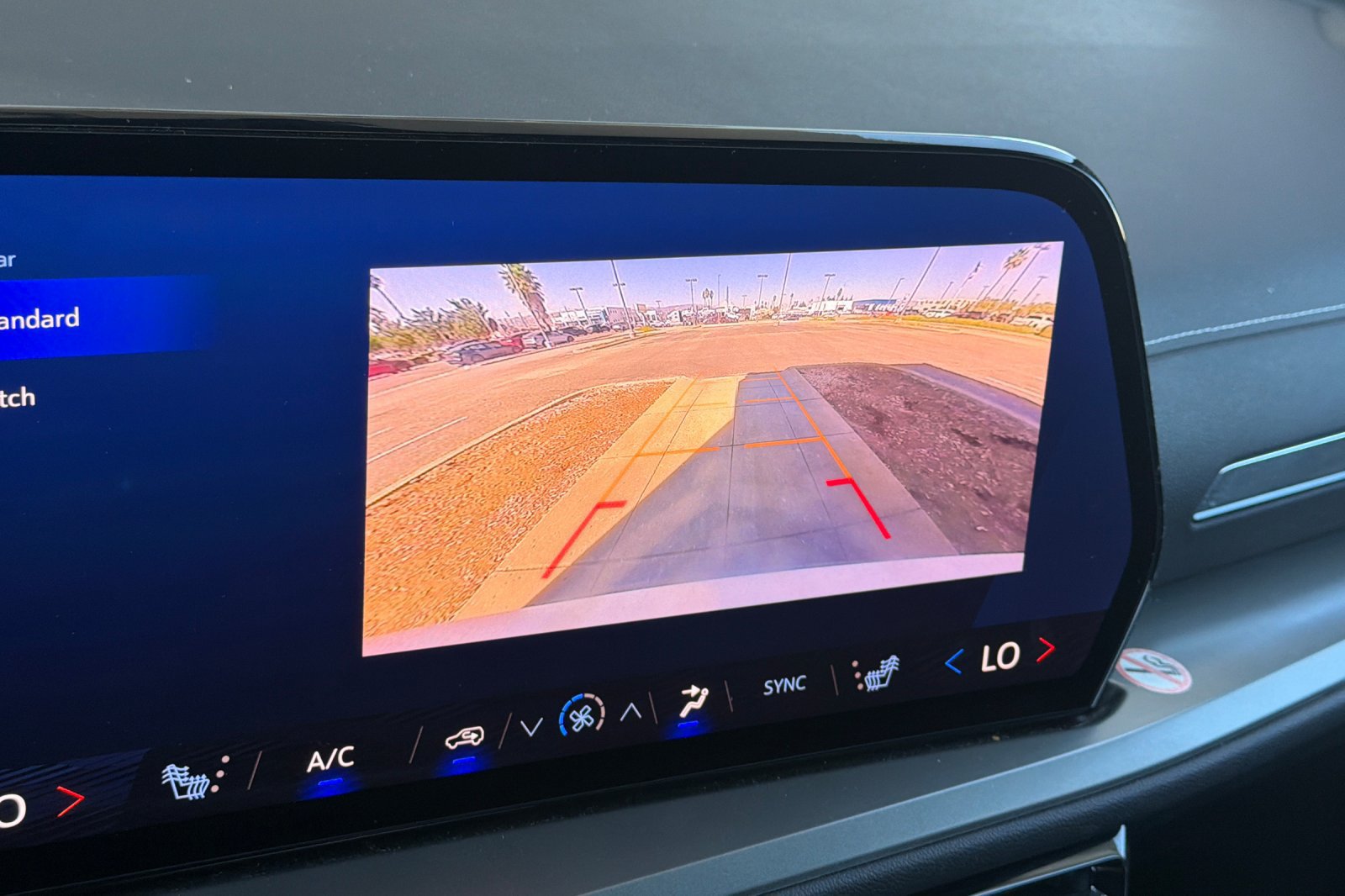Used 2025 Chevrolet Traverse LT FWD image 25