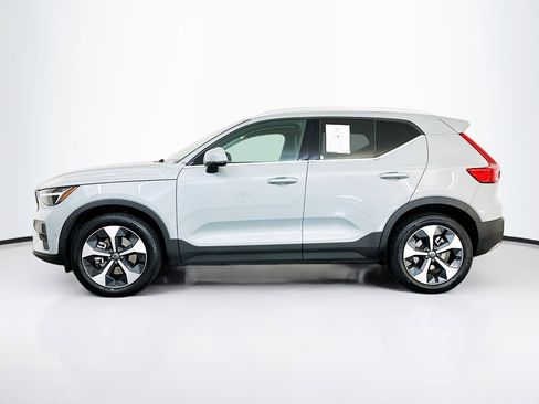 Used 2025 Volvo XC40 B5 Plus image 4