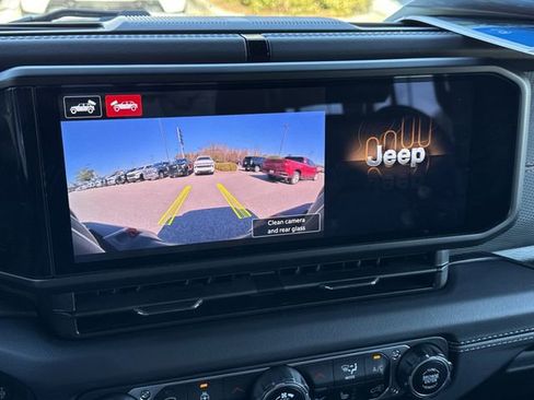 Used 2025 Jeep Wrangler Unlimited Rubicon w/ Technology Group image 18