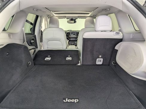 Used 2019 Jeep Cherokee Overland w/ Technology Group FWD image 31