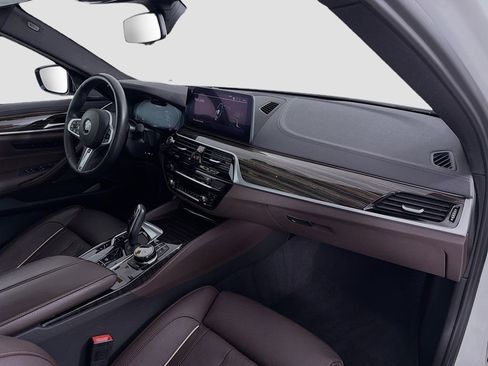 Used 2021 BMW M550i xDrive w/ Dynamic Handling Package image 32