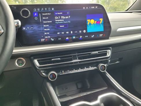 Used 2025 Chevrolet Traverse LT image 31