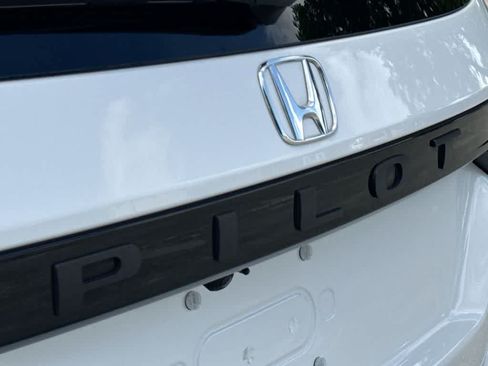 Used 2025 Honda Pilot EX-L image 10